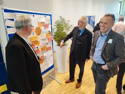 Moderatoren der Fachforen im Austausch: Dr. Sven Reiter (Landesamt für Straßenbau und Verkehr), Marcus Fourmont (Inros Lackner SE), Matthias Niet