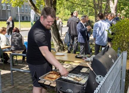 Unterstützung am Grill von der Fachschaft der AUF Rostock