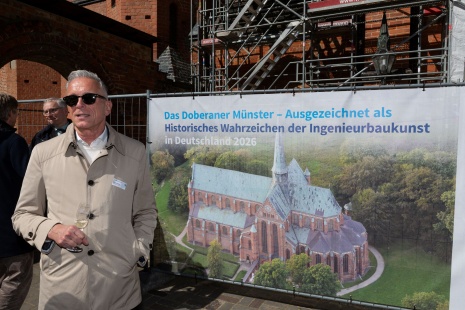 Aufwärmen im Sonnenschein vor dem Münster