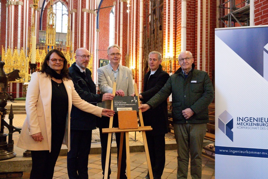 (v.l.n.r.): Dr.-Ing. Gesa Haroske, Präsidentin der Ingenieurkammer Mecklenburg-Vorpommern, Christian Pegel, Minister für Inneres und Bau des Landes Mecklenburg-Vorpommern, Münsterkustos Martin Heider, Pastor Volkmar Seyffert, Dr.-Ing. Heinrich Bökamp, Präsident der Bundesingenieurkammer