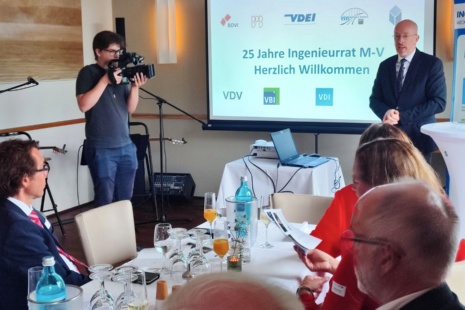 Grußwort durch Minister Pegel