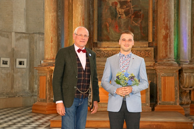 Beststudent 24- Justin Schnurbusch HS Stralsund Auszeichnung Beststudent 2024 Justin Schnurbusch durch Prof. Karsten Proksch