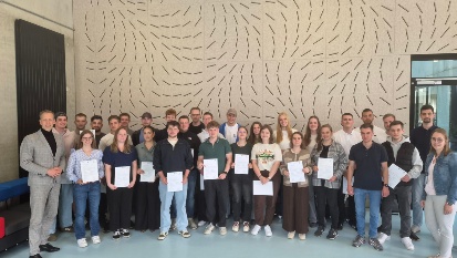 Gruppe von  Studenten mit Zertifikat