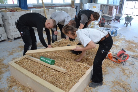 Strohelement wird gebaut Strohelement wird gebaut